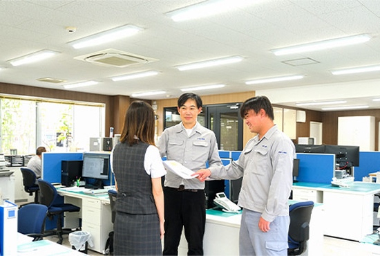 綺麗な事務所での朝礼風景