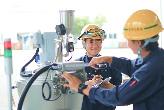 部材の準備をしながら午後の作業を進める様子