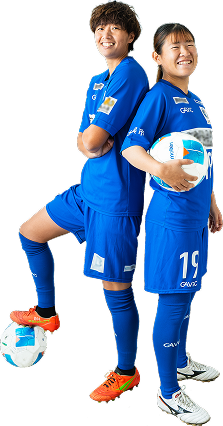 ピッチでプレーする女子サッカー選手