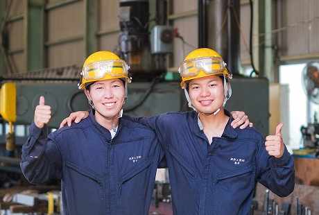 社員と肩を組んでいる様子