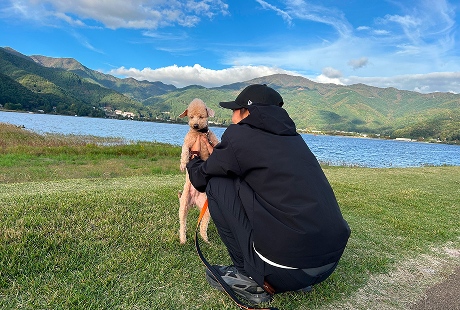 愛犬と触れ合う様子
