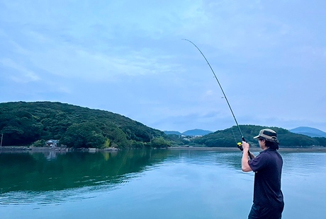 海や川で釣りを楽しんでいる様子